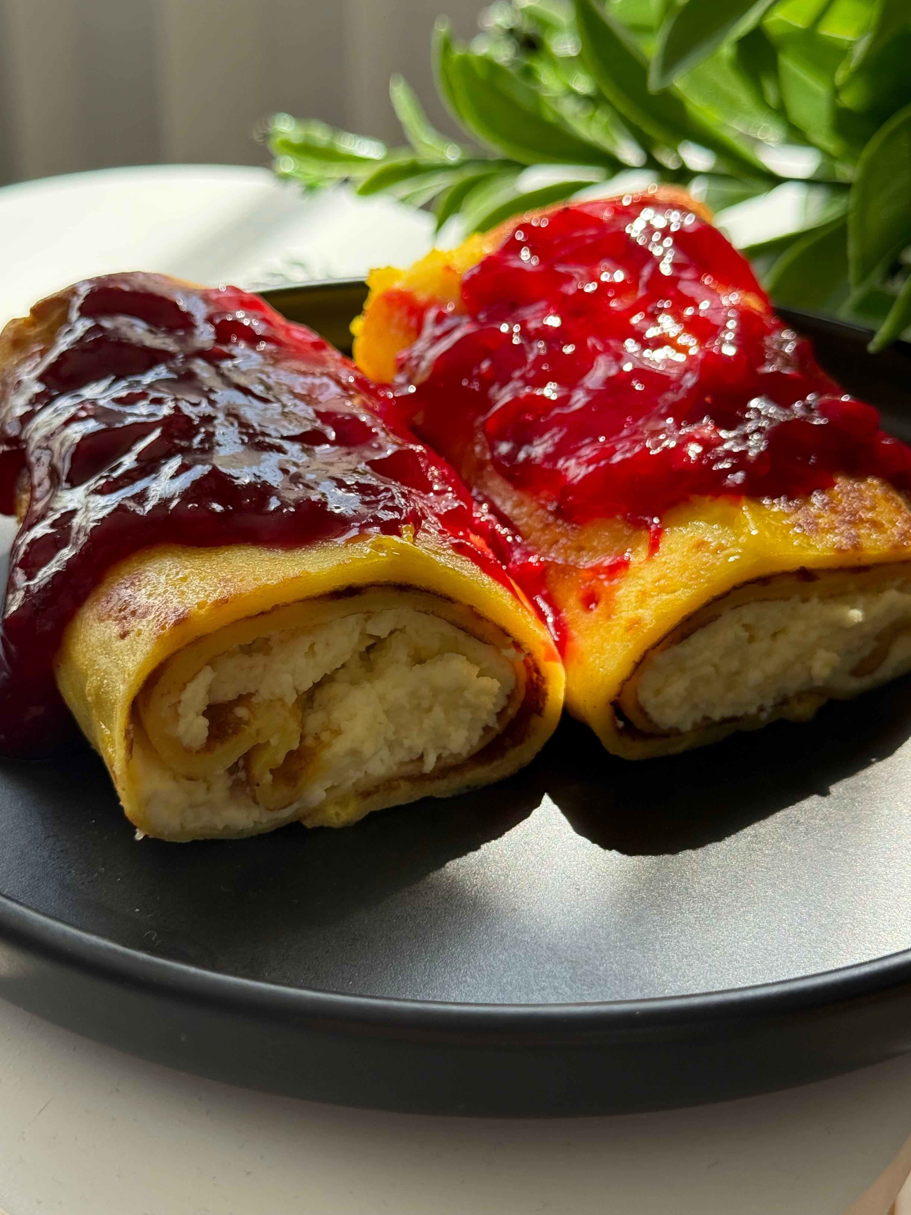 Clătite pufoase umplute cu brânză de vaci și topping de fructe de pădure