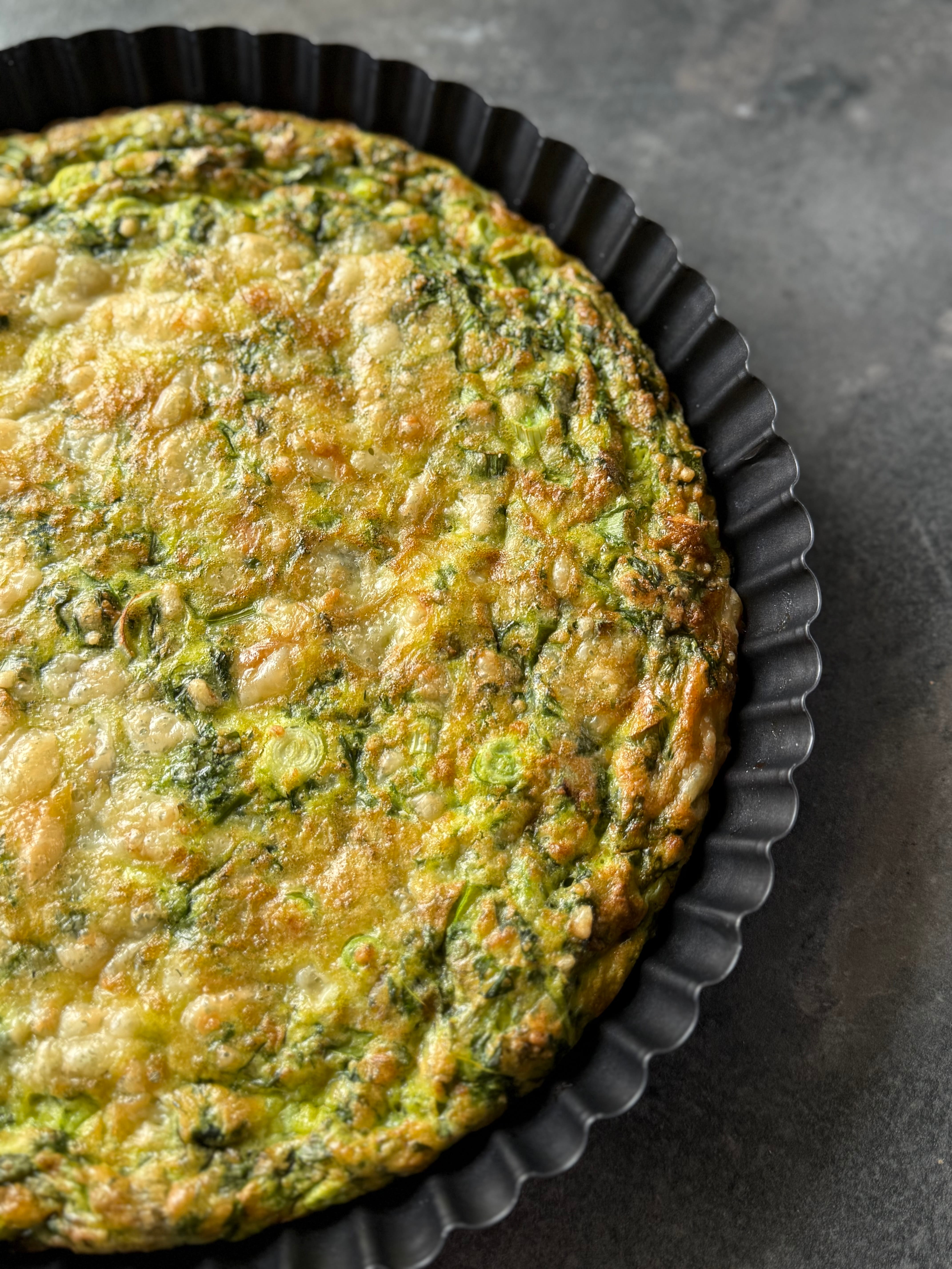 Frittata cu spanac, parmezan și ceapă verde