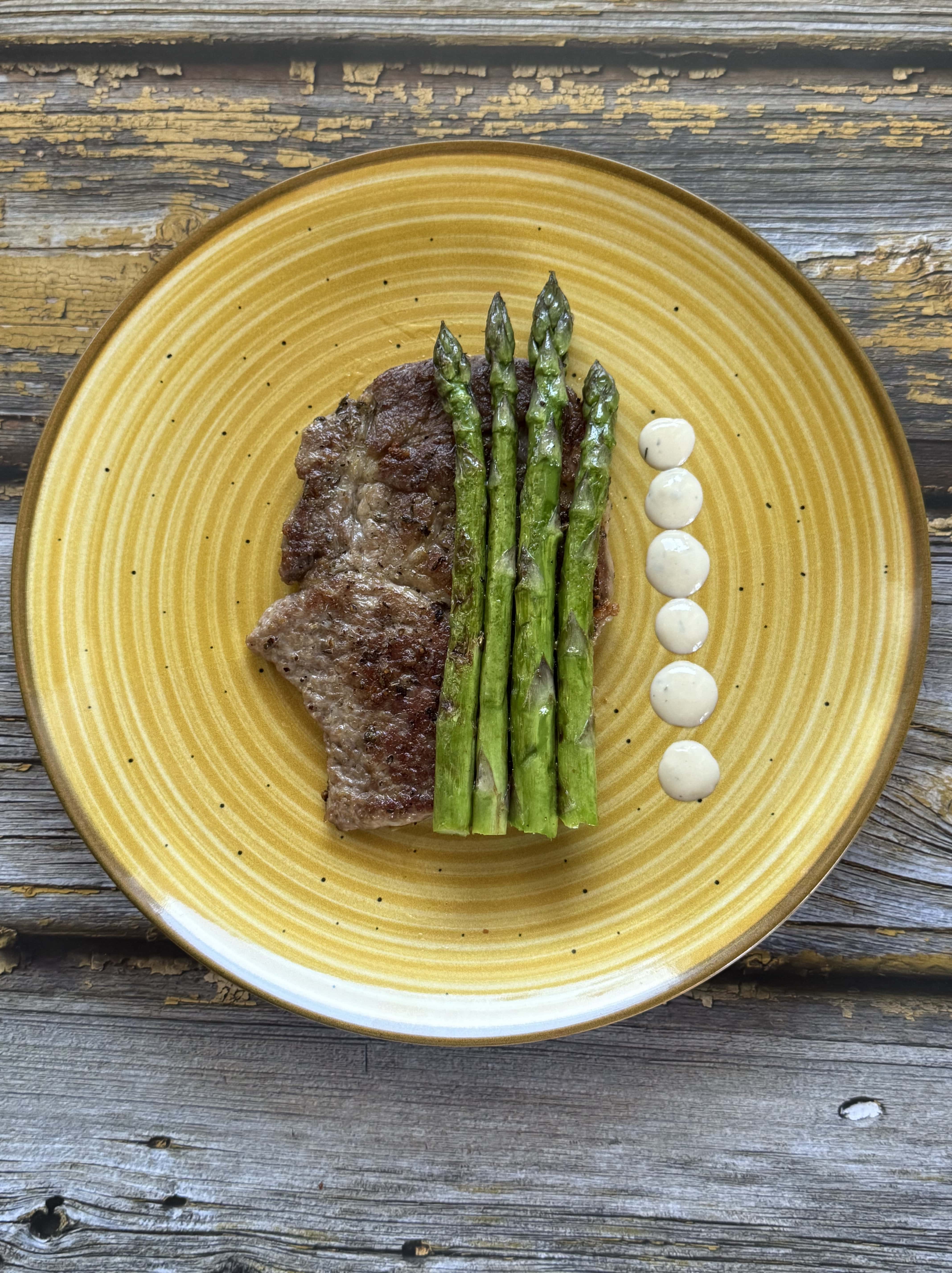 Ceafă de porc pe grill cu sparanghel și sos de muștar