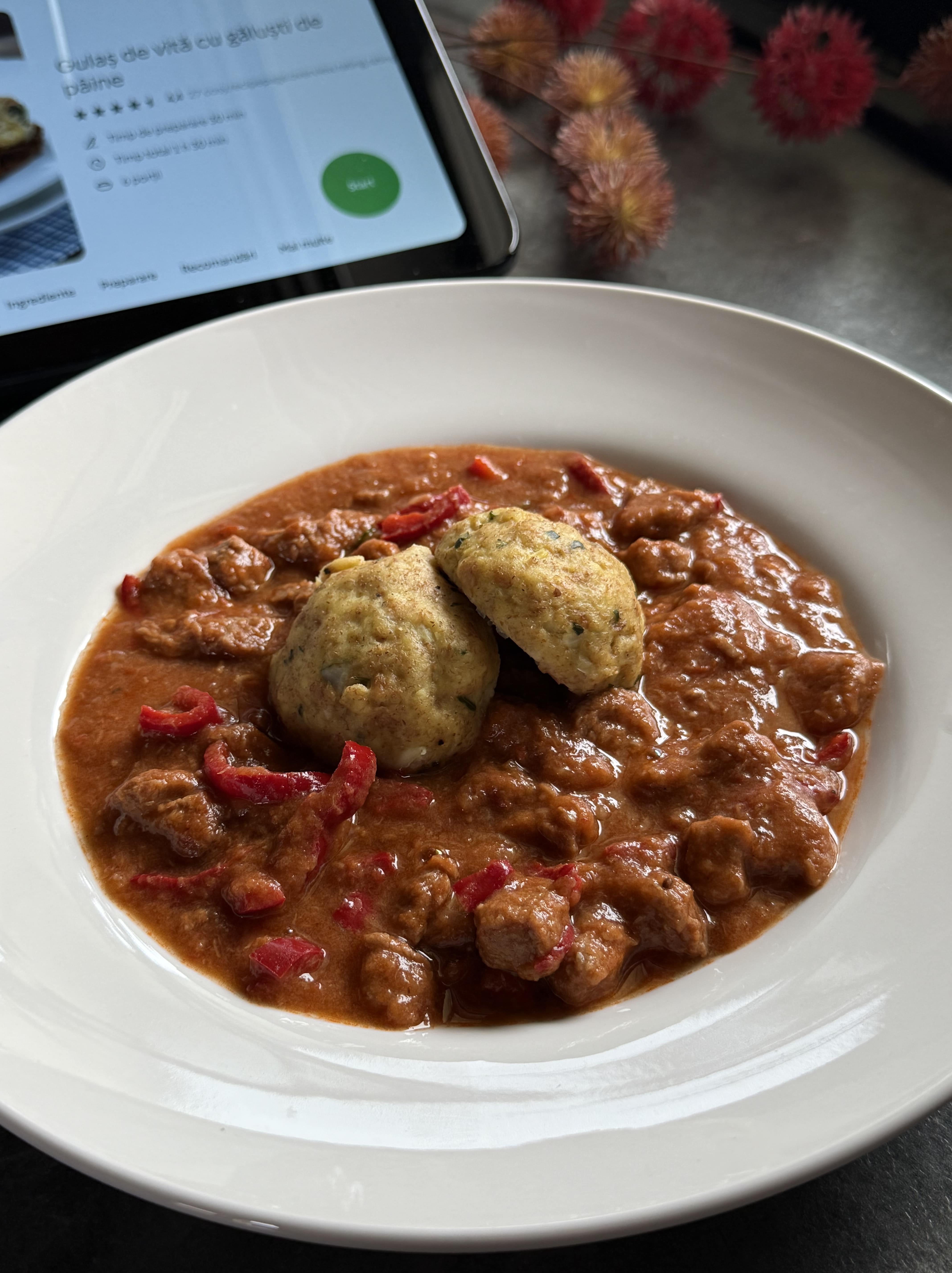 Gulaș de vită cu găluști de pâine