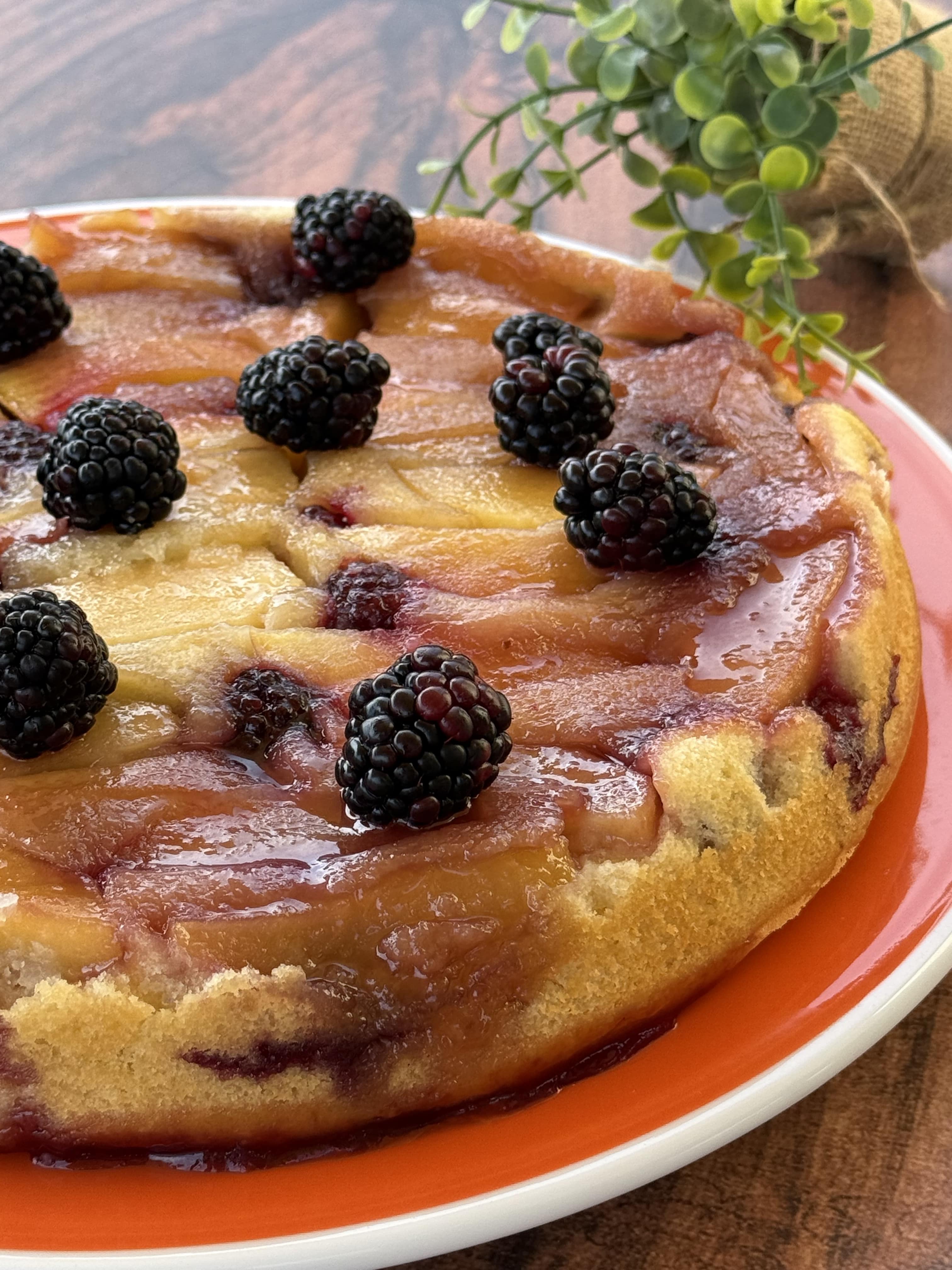 Mere și mure caramelizate pe pandișpan