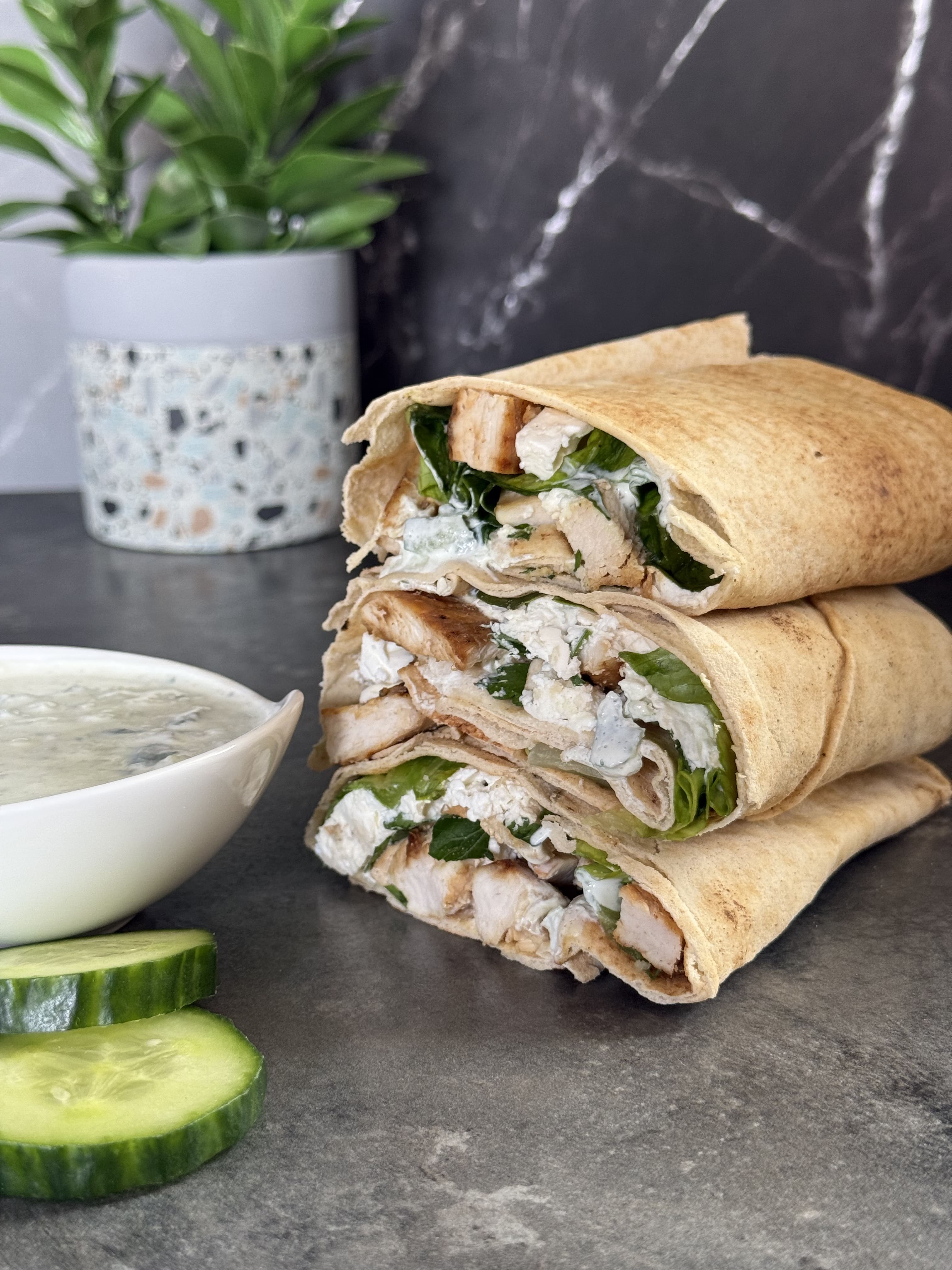 Rulouri cu pui, feta și sos tzatziki