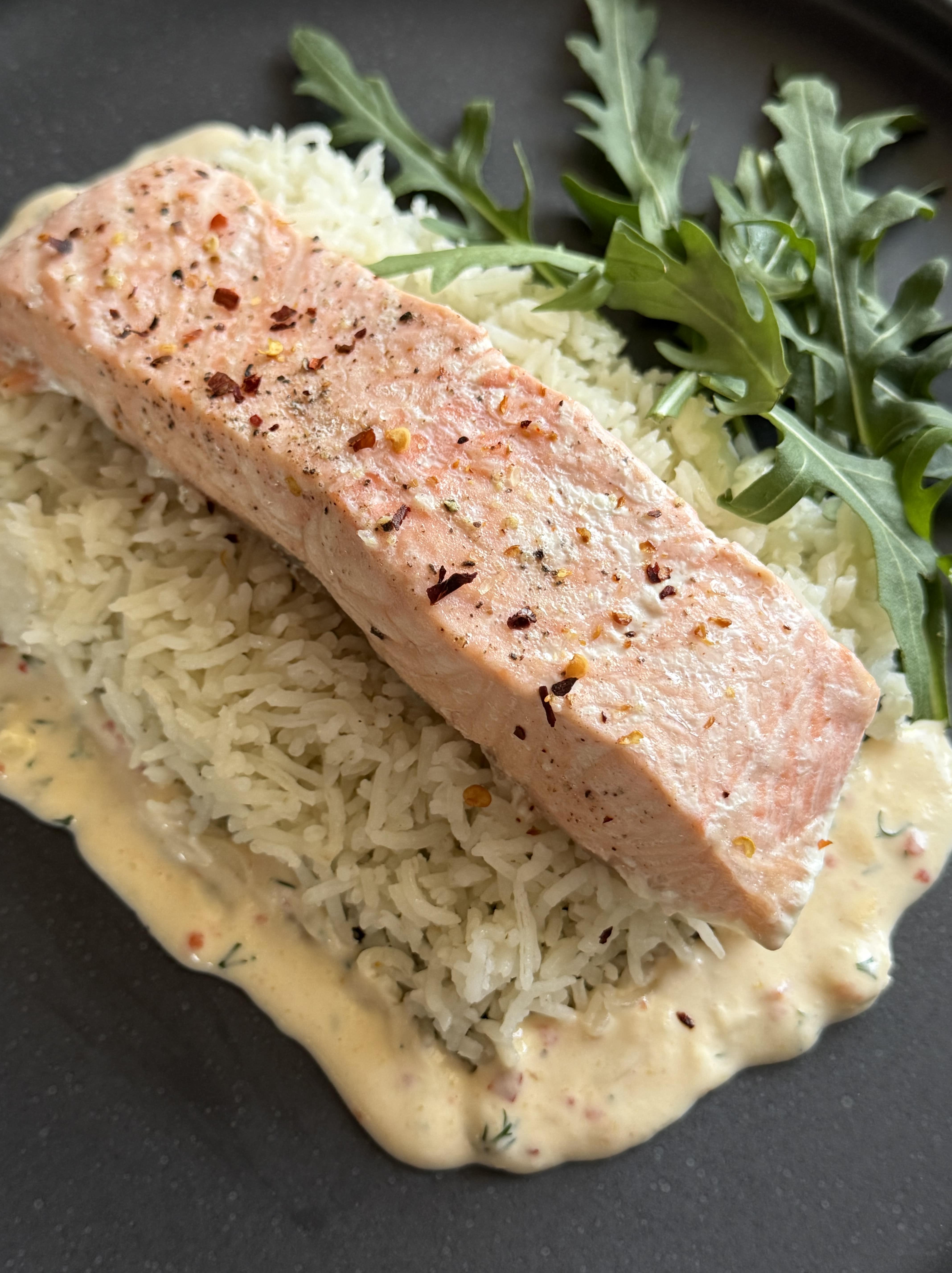 Somon la abur cu orez basmati și sos de mărar