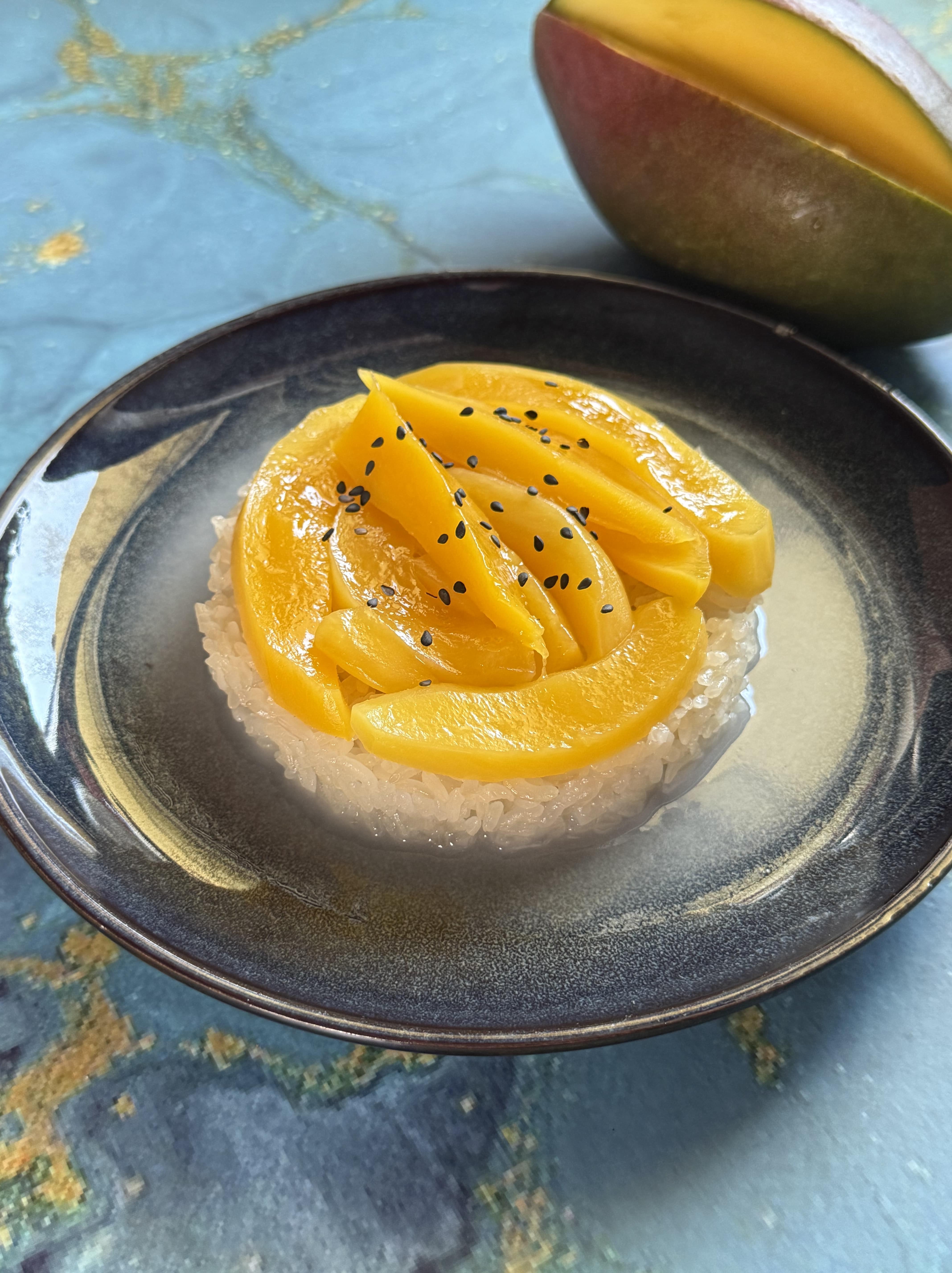 Orez lipicios cu cocos și mango